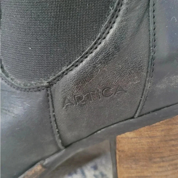 Boots - Picture 4 of 10